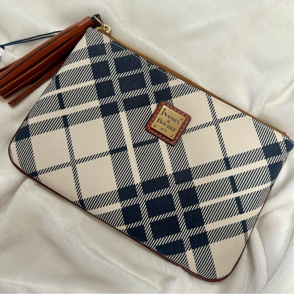 👛Dooney & Bourke Harding Carrington Pouch NWT
